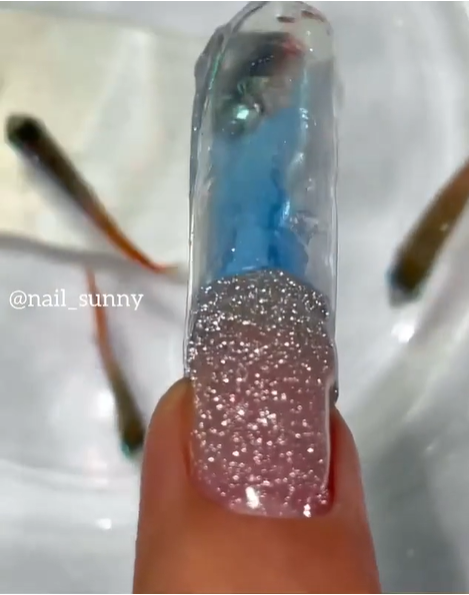 Trước làn sóng chỉ trích dữ dội này, tiệm Nail Sunny đã lên tiếng khẳng định chú cá này "không hề bị tổn thương" trong quá trình thực hiện video, cho biết đã mang trả chúng về lại cửa hàng bán thú cưng sau khi xong việc.