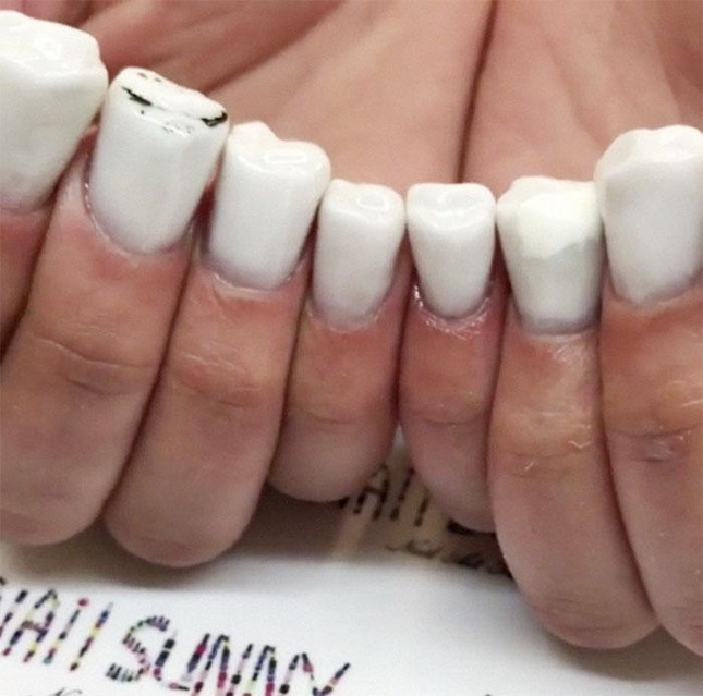Trước đó, cộng đồng mạng cũng được nhiều phen hoảng hốt với những mẫu nail kỳ quặc như hàm răng, vi-rút nCoV...