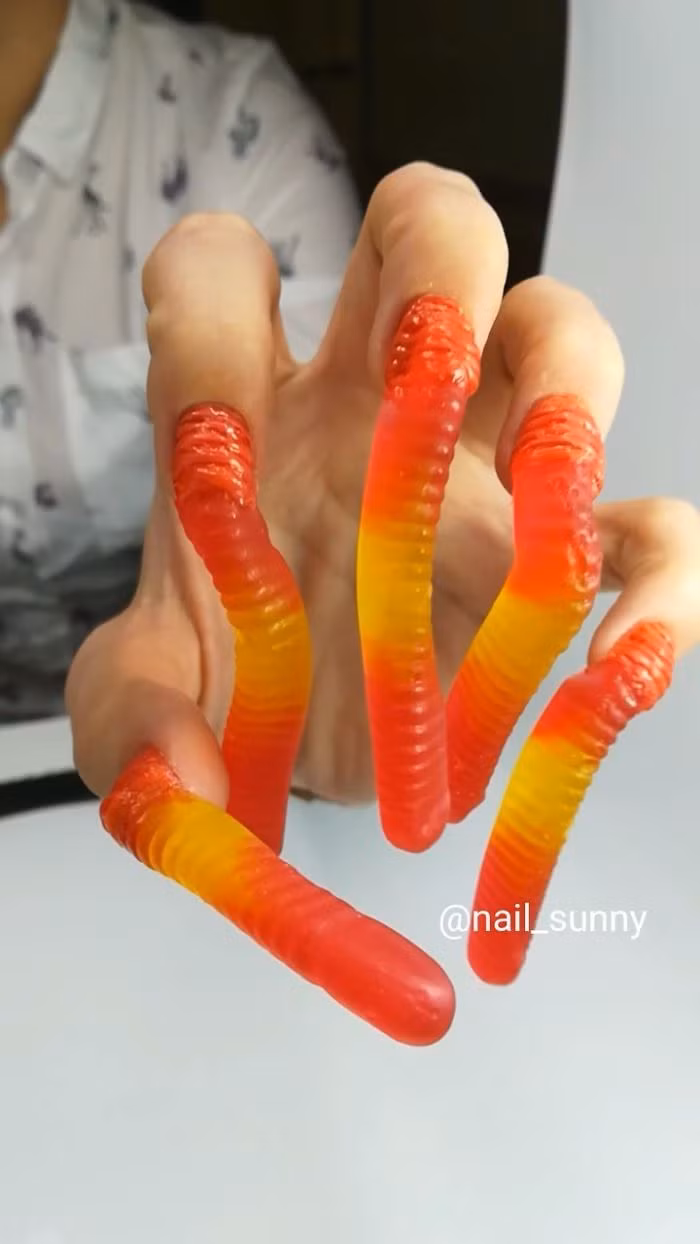Những mẫu nail kỳ dị được Nail Sunny "khoe lên" trước kia.