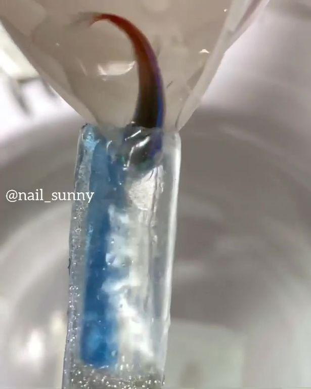 Mặc dù đây không phải là mẫu móng tay được thực hiện cho khách hàng mà chỉ đơn thuần nhằm mục đích chụp ảnh, hành động này vẫn khiến nhiều người nổi giận.