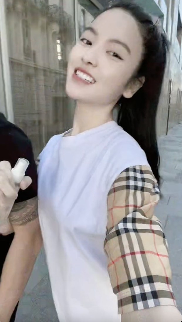 Trong khi nam tiền vệ sinh năm 1997 đang chật vật đủ đường thì bạn gái anh - Chu Thanh Huyền lại có phần thoải mái hơn.