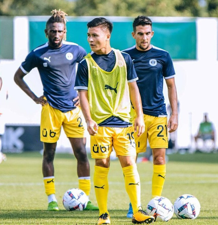 Đặc biệt, thời gian gần đây, nam tiền vệ còn liên tục phải ngồi ghế dự bị. Trận đấu gần nhất, khi Pau FC và Metz chạm mặt tại vòng 30 Ligue 2, Quang Hải còn không được đăng ký thi đấu.