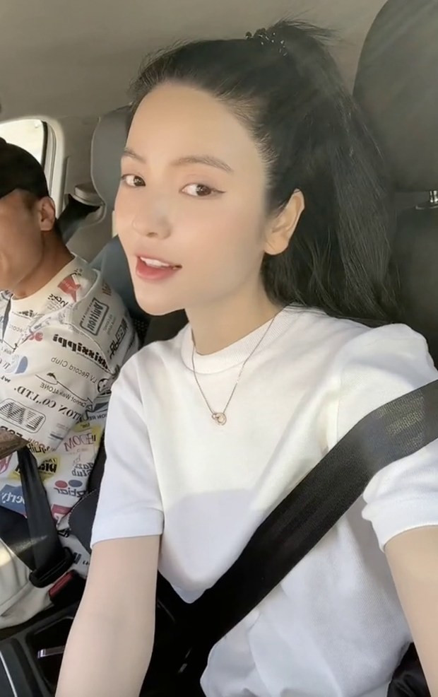 Mới đây, Thanh Huyền còn hồn nhiên chia sẻ clip bản thân dạo phố cùng bạn trai tại Pháp. Đáng nói tay của bạn gái Quang Hải còn cầm sản phẩm để tiện bán hàng.