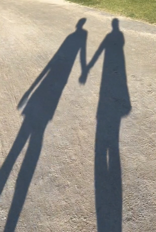 Đây là khoảng thời gian thử thách của Quang Hải, cần phải tập trung vào thi đấu, không ngừng cải thiện phong độ của bản thân. Vậy nhưng, anh lại thoải mái đi dạo phố cùng bạn gái tại Pháp.