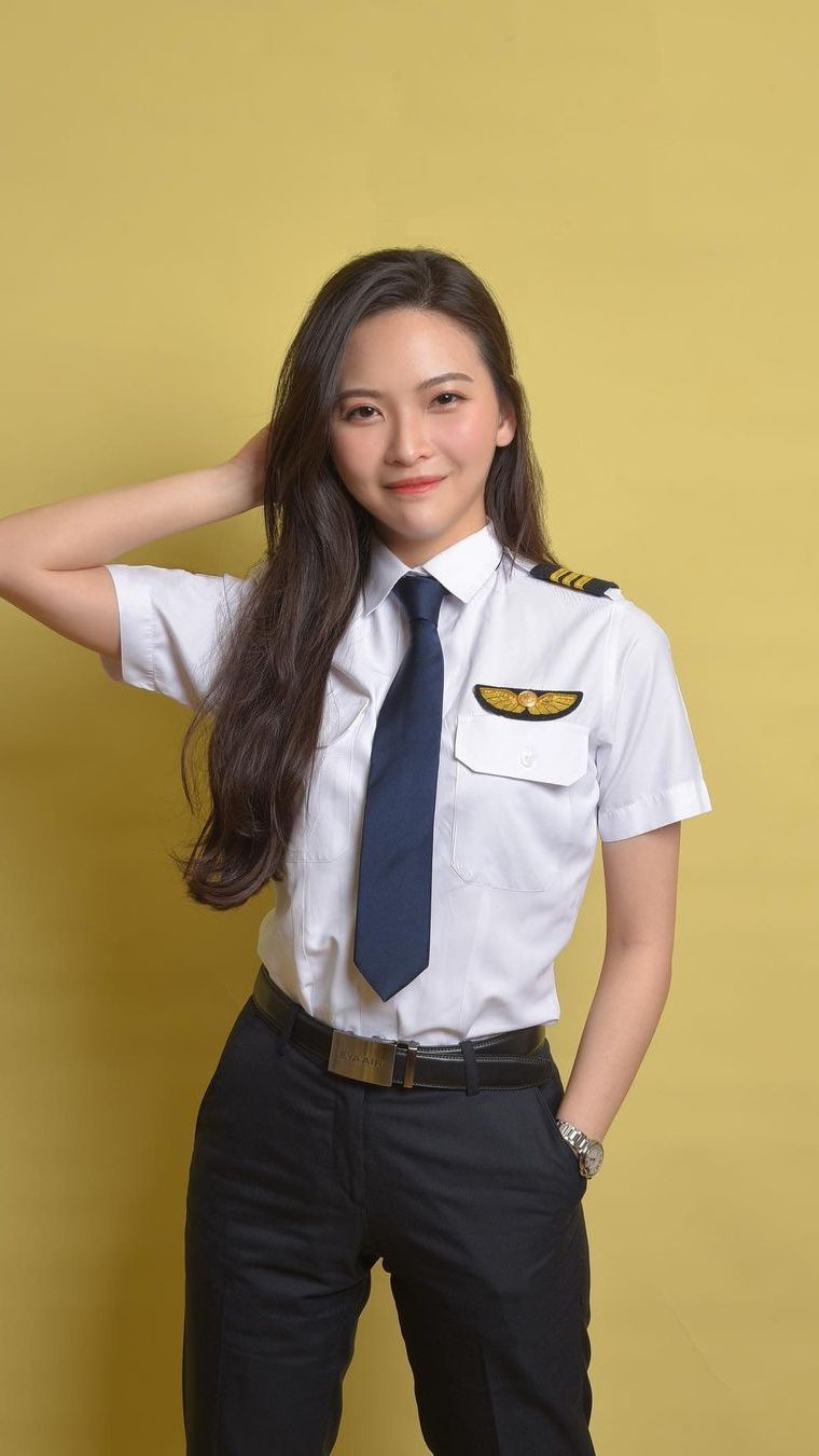 Được biết, Wang Sing từng là thần tượng trước khi trở thành phi công. Cô là cựu thành viên của nhóm nhạc thần tượng Nhật Bản AKB48. Sau đó, người đẹp từ bỏ sự nghiệp trong làng giải trí, học lái máy bay và trở thành nữ phi công.