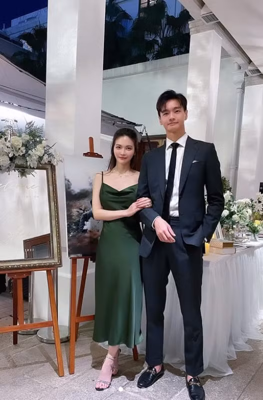 Từng hoạt động trong một nhóm nhạc thần tượng, Wang Sing rất chú trọng tập luyện để giữ vóc dáng thon thả, khỏe khoắn. Người đẹp từng có thời gian học vũ đạo, hiện tại, cô tập gym, yoga khoảng 1-2 buổi/tuần. Ngoài ra, người đẹp yêu thích đi bộ, bơi lội.