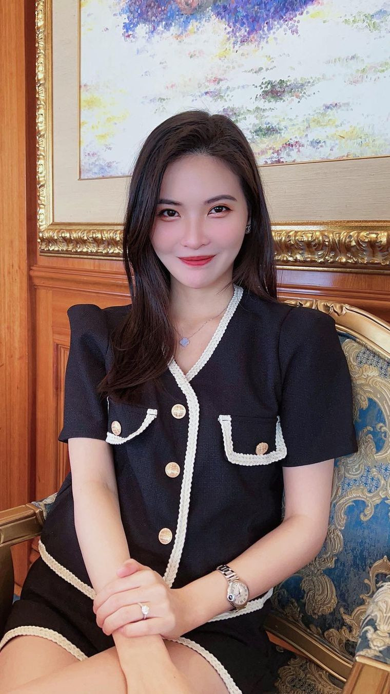 Wang Sing cho hay công việc giúp cô tìm thấy niềm vui mỗi ngày, và cũng là đam mê của bản thân. Những ngày không có lịch đi bay, cô thường đi hẹn hò cùng chồng, gặp gỡ bạn bè hoặc đến một vài địa điểm trong nước để thư giãn tinh thần.