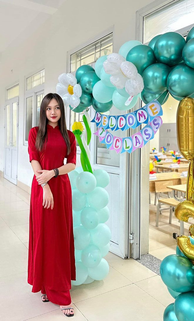 Mới đây, cô giáo Hà thành một lần nữa gây chú ý bởi khoảnh khắc xinh đẹp trong ngày khai giảng. Diện áo dài thướt tha, cô nàng nổi bần bật nhờ nhan sắc khả ái.