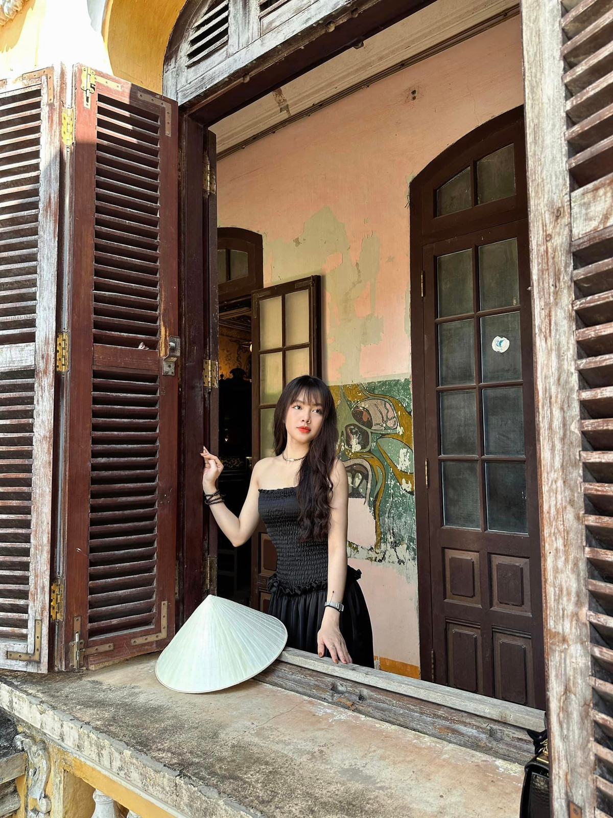 Cô giáo Hà thành chia sẻ, nghề giáo là ước mơ từ nhỏ của cô nàng. Trước ngưỡng cửa lựa chọn nghề nghiệp, cô bỏ qua những lời khuyên như “làm giáo viên vất vả lại nghèo” để lựa chọn theo đuổi ước mơ của mình.