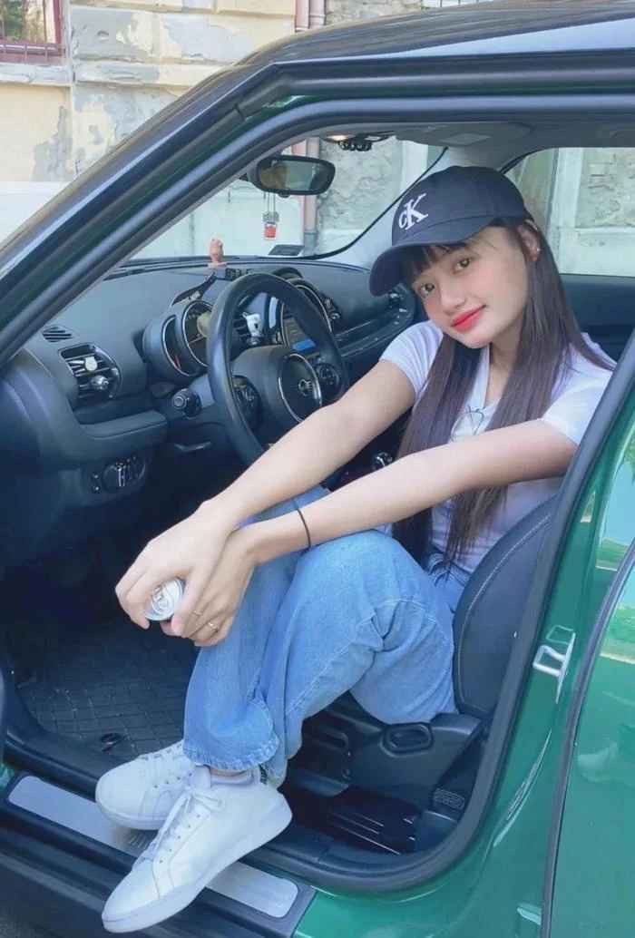 Hiện cả gia đình hot girl gốc Quảng Bình đều sống ở Hungary, chỉ cô ở Việt Nam để phát triển sự nghiệp riêng.