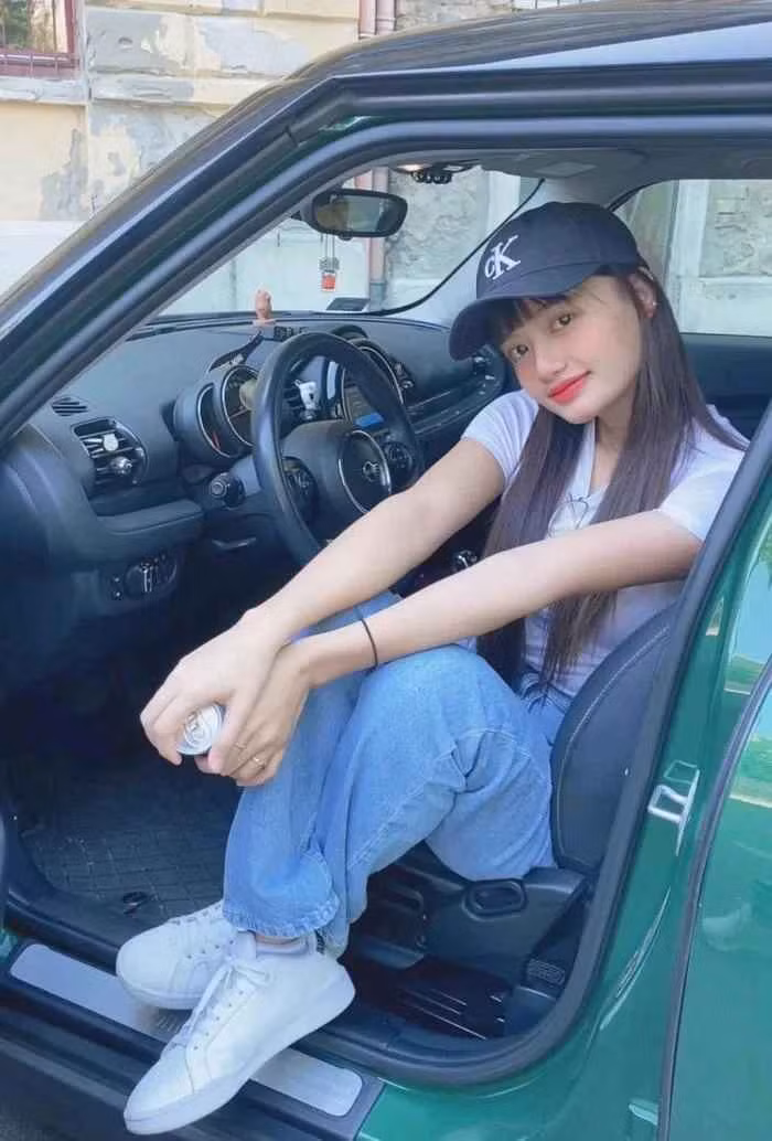 Hiện cả gia đình hot girl gốc Quảng Bình đều sống ở Hungary, chỉ cô ở Việt Nam để phát triển sự nghiệp riêng.