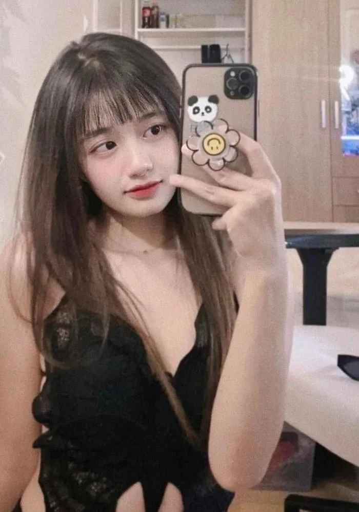 Được biết, ngoài năng khiếu nghệ thuật, Võ Ê Vo còn rất giỏi thể thao. Cô từng là vận động viên có tiếng trong bộ môn bóng chuyền, cầu lông, bóng bàn.