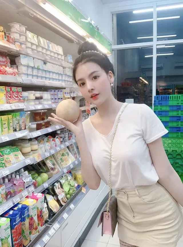 Mặc dù đã "ở ẩn", không tham gia showbiz nhưng Lưu Thảo vẫn xuất hiện trên mạng xã hội quốc tế vì quá xinh. Cô còn gây ấn tượng với người khác nhờ gu thời trang gợi cảm, nữ tính.