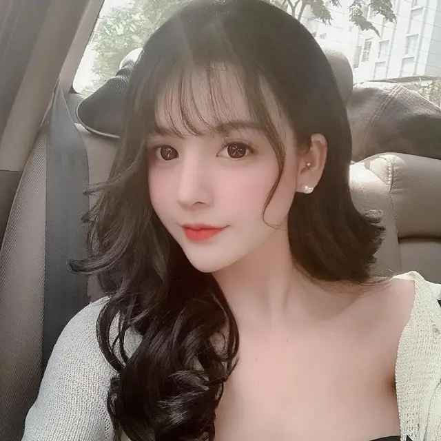Dù không tham gia các sự kiện showbiz nhưng hot girl Cao Bằng vẫn lưu ý ăn mặc sao cho người đối diện nhớ về cô với hình ảnh đẹp nhất.