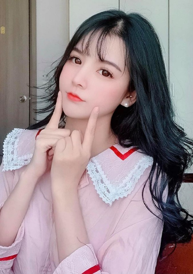 Hiện tại, cô nàng đang là diễn viên, người mẫu ảnh và là gương mặt đại diện cho nhiều thương hiệu thời trang, mỹ phẩm, làm đẹp nổi tiếng.