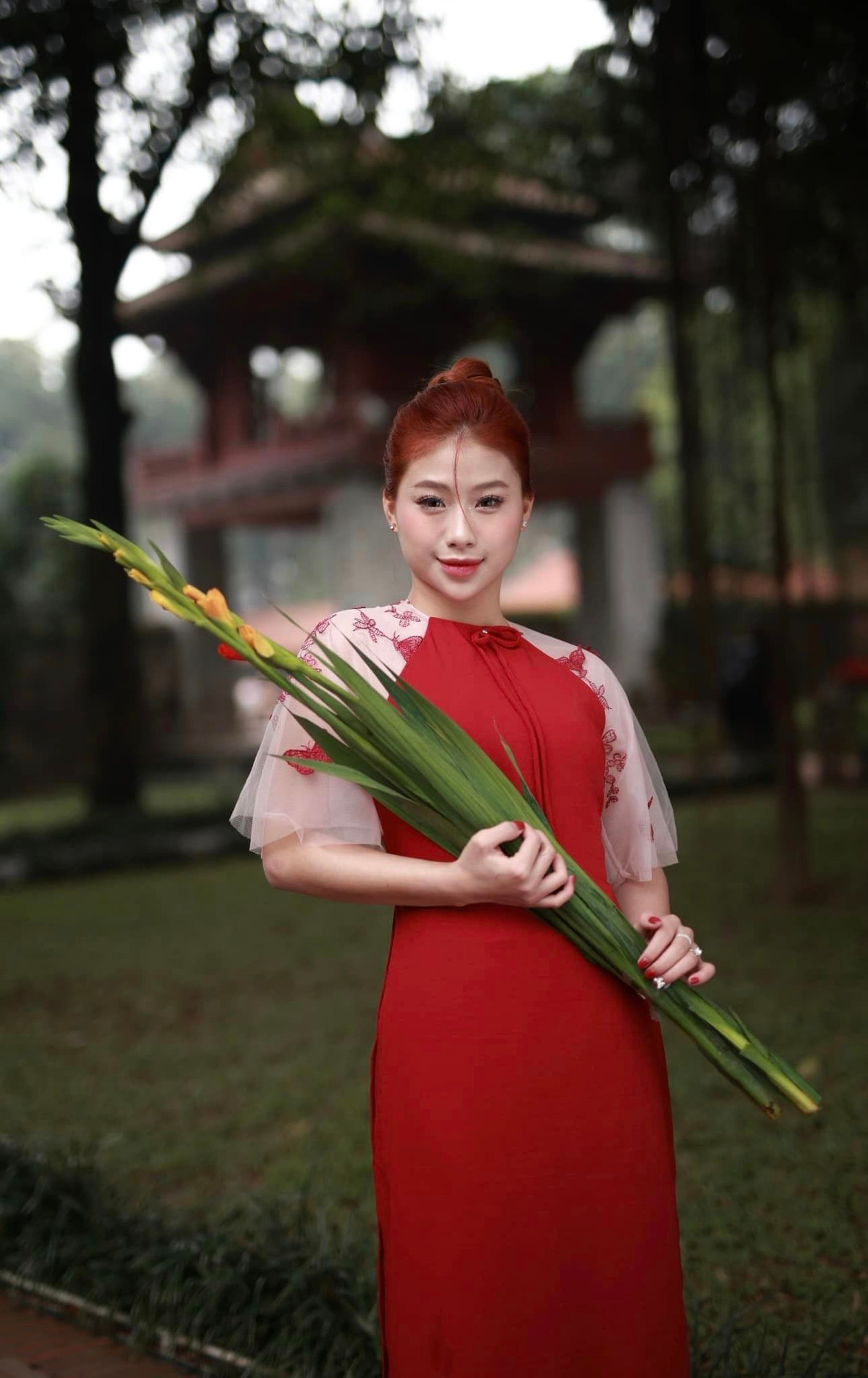 Như Phương sở hữu gương mặt xinh xắn, cùng nước da trắng mịn. Mặc áo dài thướt tha khiến cô nàng sinh năm 2003 trở nên dịu dàng hơn. Khác hẳn với hình ảnh năng động thường ngày của Như Phương.