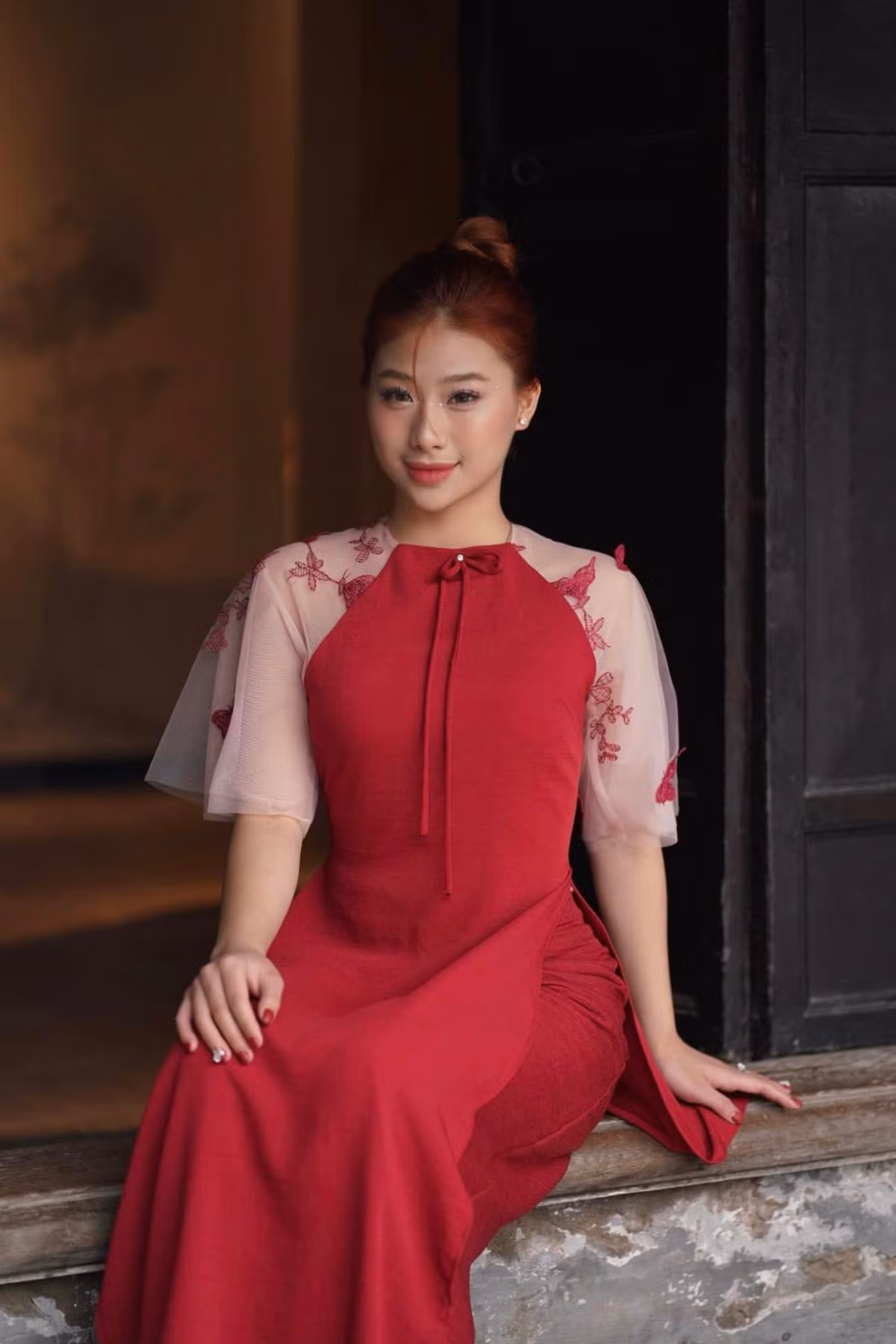 Nhan sắc ngọt ngào của Phạm Như Phương trong bộ áo dài đỏ đón Tết.