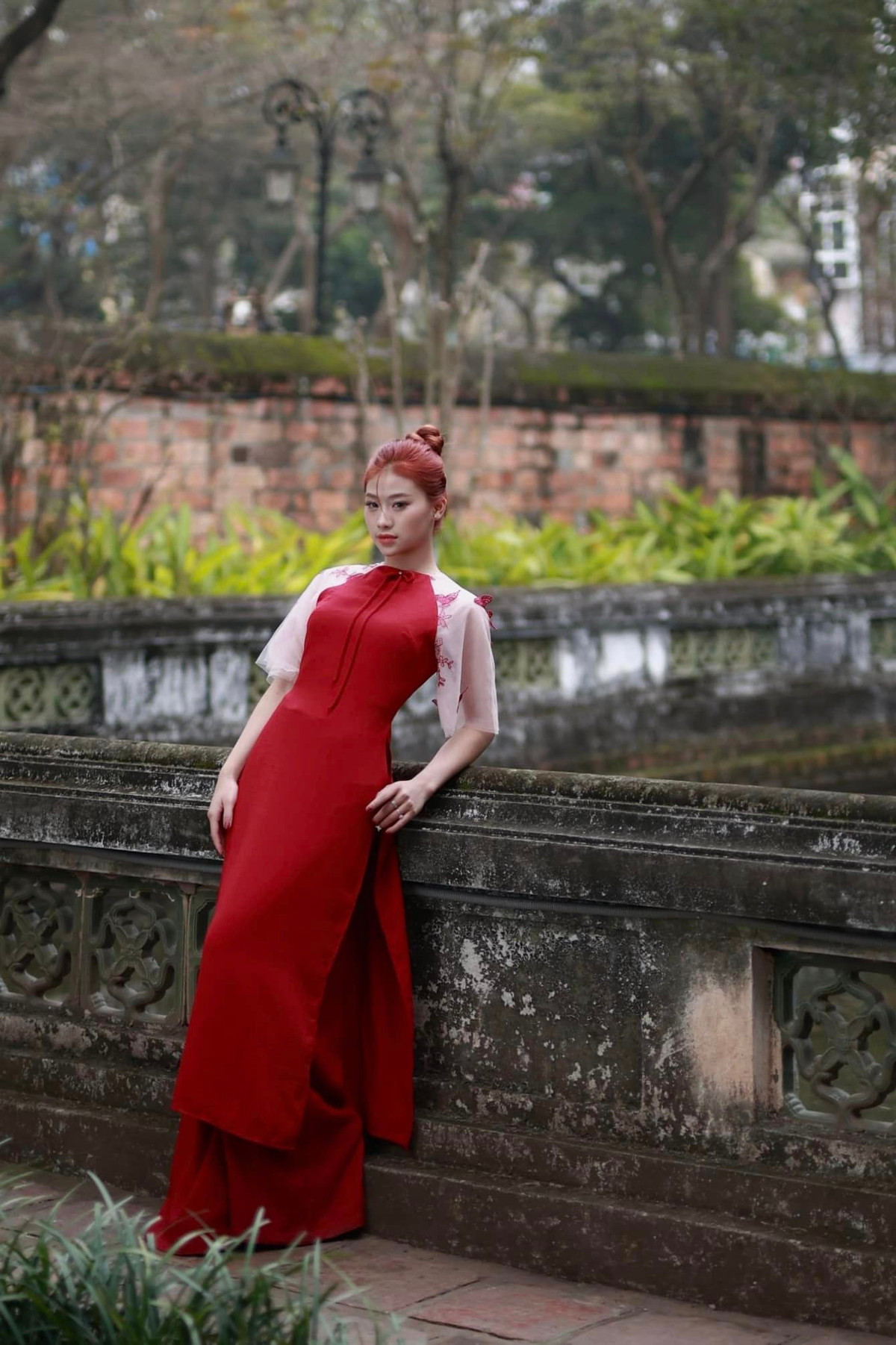 Hình ảnh thướt tha áo dài này của Phạm Như Phương khác hẳn ngày thường của cựu VĐV TDDC này.