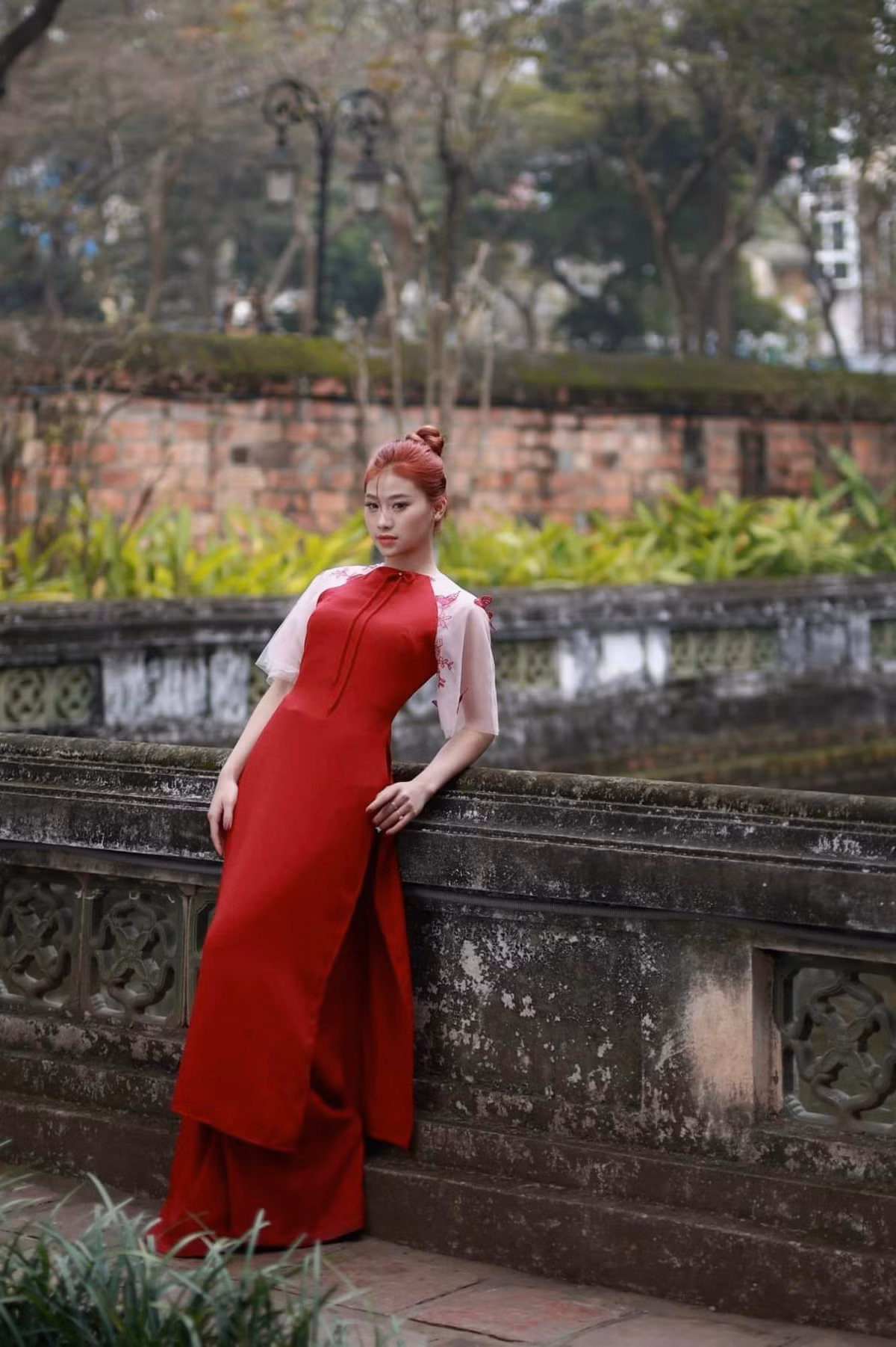 Hình ảnh thướt tha áo dài này của Phạm Như Phương khác hẳn ngày thường của cựu VĐV TDDC này.