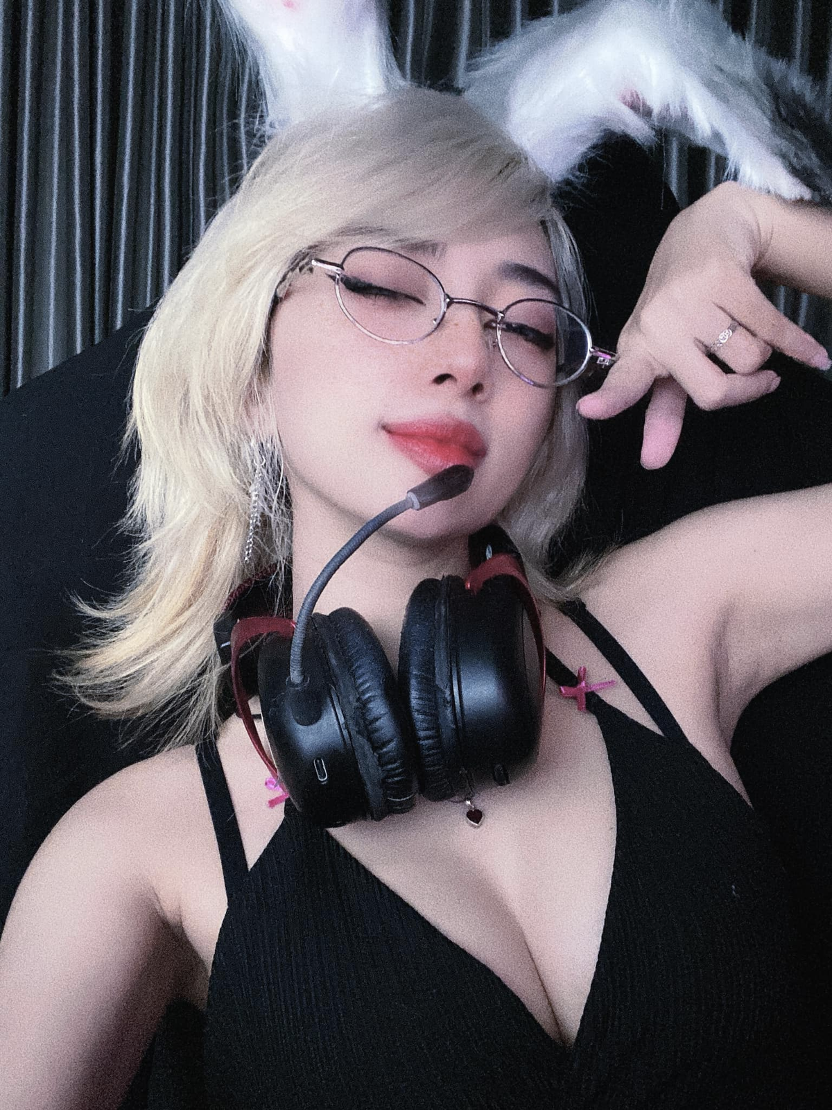 Theo đó, Mercury Nguyen bất ngờ tâm sự rằng: Có lẽ do bản thân hiền quá nên bị người chèn ép.