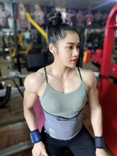 Ny cho biết mình hiện vận động viên, huấn luyện viên thể hình ở Đồng Nai, từng giành nhiều giải thưởng thể hình trong và ngoài nước. Để có được ngoại hình cơ bắp hiện tại, cô gái đã trải qua 6 năm kiên trì, nỗ lực với chế độ ăn uống và tập luyện nghiêm khắc.