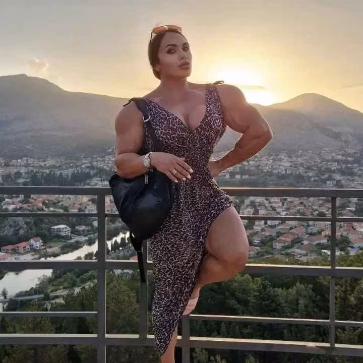 Là một cô gái trẻ năng động, hot girl phòng gym rất yêu thích tập luyện và các bộ môn thể thao chiến đấu.