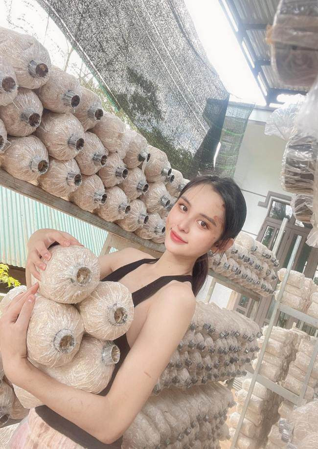 Được biết, Tường Vi xuất thân trong một gia đình làm nông thuộc thôn Đắk Tân - xã Đắk Nia - tỉnh Đắk Nông. Đây cũng là lý do mà nhiều người ưu ái dành cho cô tên gọi "tiên nữ Đắk Nia".