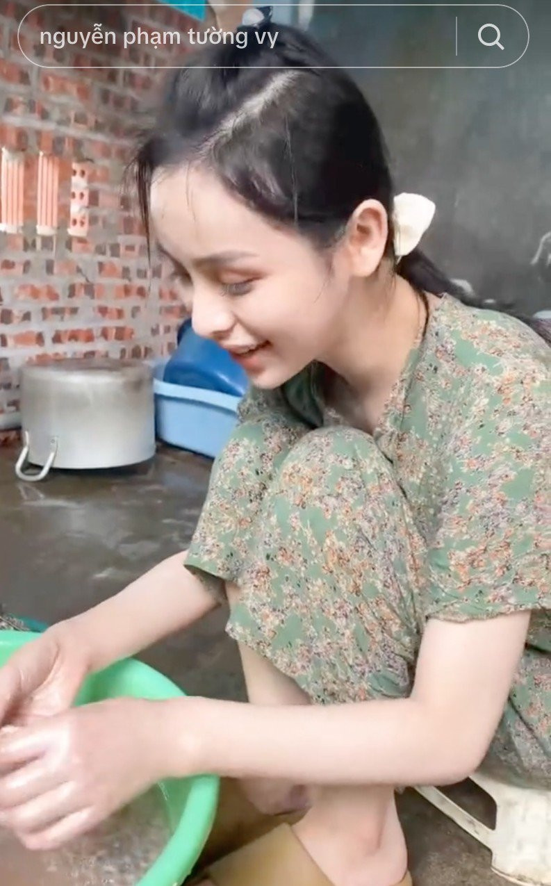 Mới đây, một đoạn clip trên mạng xã hội TikTok có nội dung về Tường Vi nhanh chóng khiến khán giả chú ý. Không phấn son, nàng á hậu để mặt mộc, ngồi chuẩn bị và học nấu món canh cá.