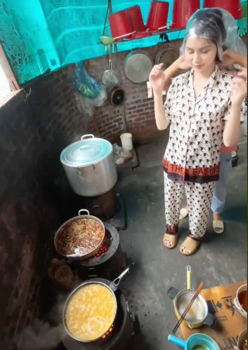 Dù không váy áo lụa là nhưng chính khoảnh khắc bình dị, gần gũi này của Tường Vi nhanh chóng hút hơn 2 nghìn lượt xem và "thả tim", ai cũng dành lời khen cho sự đảm đang lẫn nhan sắc của Á hậu chuyển giới.