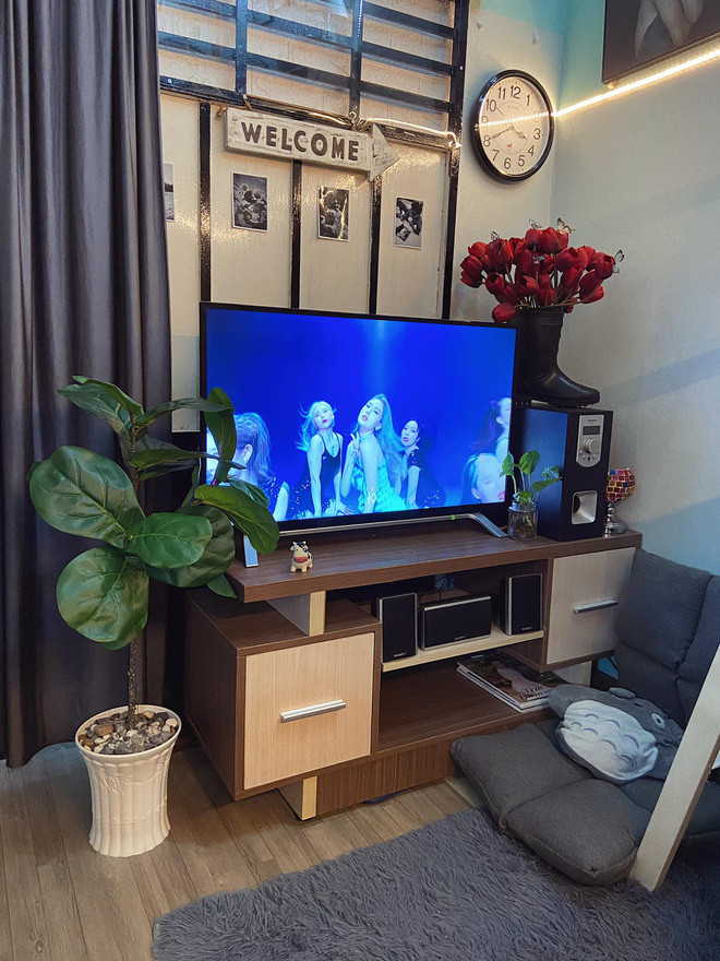 Theo chia sẻ của Trung, việc cải tạo phòng trọ của anh chàng được dễ dàng nhờ chủ nhà hiền lành và tốt bụng. Thậm chí, có những hôm gặp phải khiêng đồ nặng, chủ nhà trọ còn ra khiêng giúp.