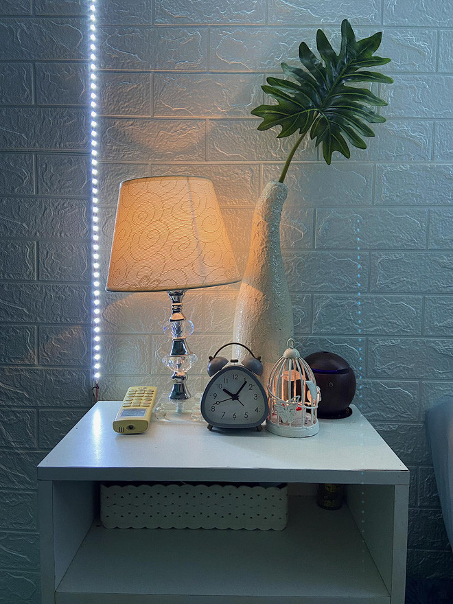 Cụ thể, Trung chia sẻ thêm: "Lúc đầu mình chỉ nghĩ đăng lên để chia sẻ cho bạn bè kinh nghiệm trang trí nhà cửa, phòng ốc thôi, không ngờ lại truyền cảm hứng mạnh mẽ đến vậy. Rất nhiều bạn sinh viên đã gửi ảnh cải tạo phòng và cảm ơn mình vì đã truyền cảm hứng cho các bạn, mình vui lắm. Tại đa số các bạn không có kinh nghiệm và nghĩ chi phí cao nên hay ngại".