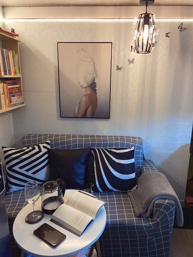 Ngoài ra để tiết kiệm, Trung cũng chọn cho mình cách săn hàng thanh lý trên các hội nhóm và cửa hàng đồ cũ, săn sale.