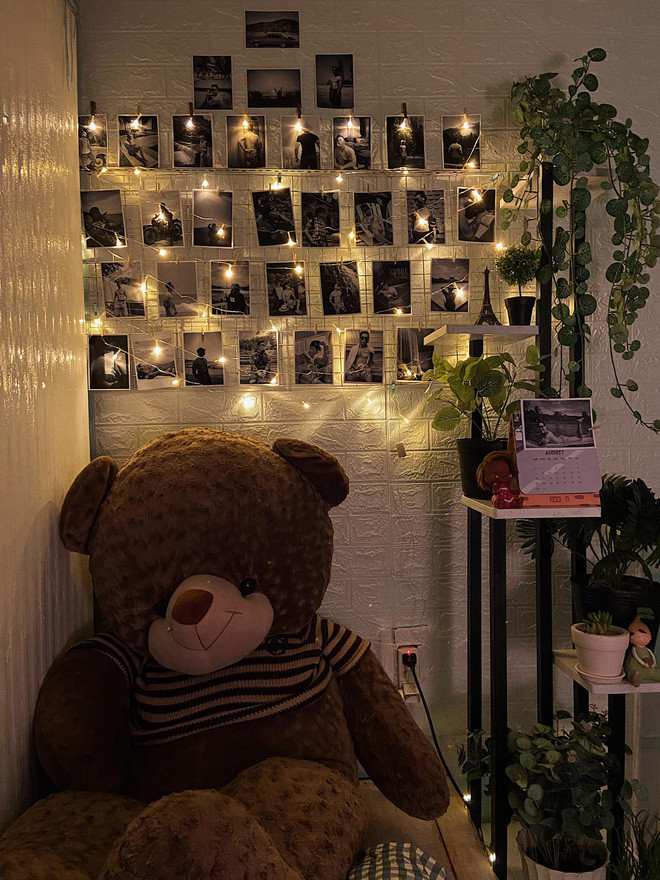 Một góc phòng của Trung để trưng bày những bức ảnh chụp kỉ niệm.