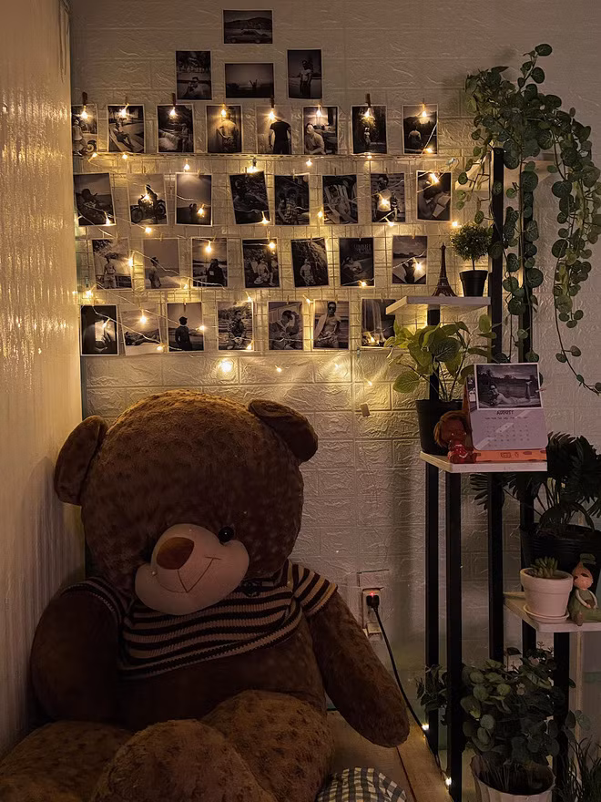 Một góc phòng của Trung để trưng bày những bức ảnh chụp kỉ niệm.