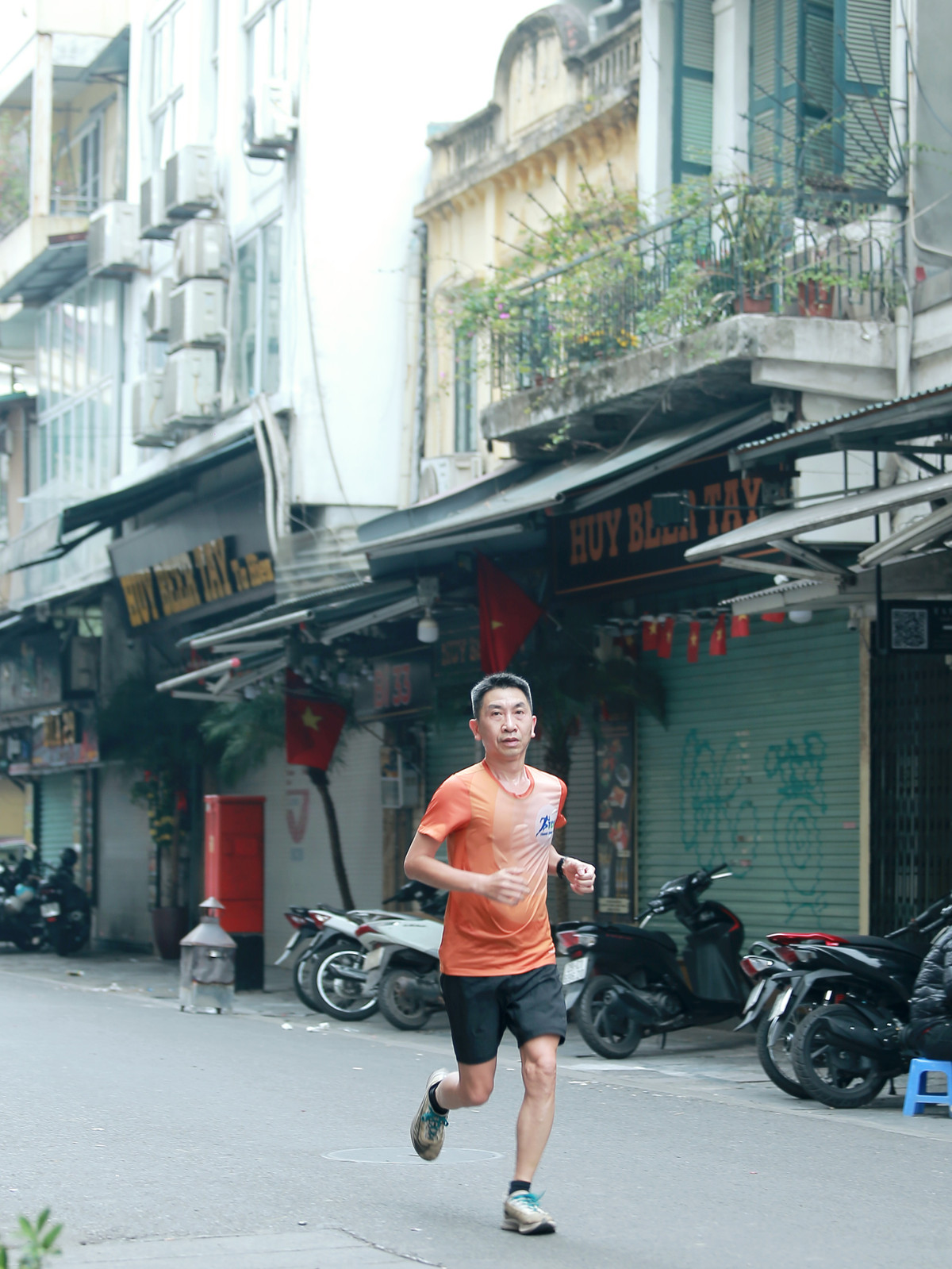 Trên nhiều con phố ở Hà Nội những runner vẫn duy trì thói quen tập luyện.