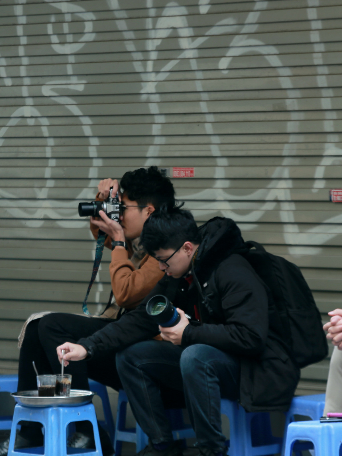 Nhâm nhi tách cà phê, thong thả chụp khoảnh khắc nên thơ của Hồ Gươm buổi sáng... là những cách tận hưởng bầu không khí yên bình của một Hà Nội khác lạ ngày đầu tiên của năm mới.