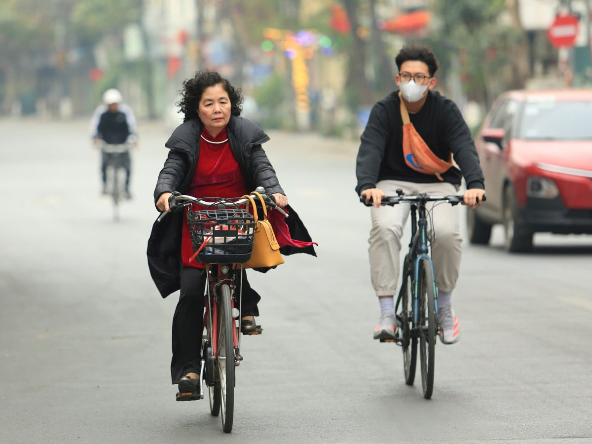 Với khoảnh khắc vắng vẻ, người dân Hà Nội thong thả đạp xe trong ngày đầu năm mới.