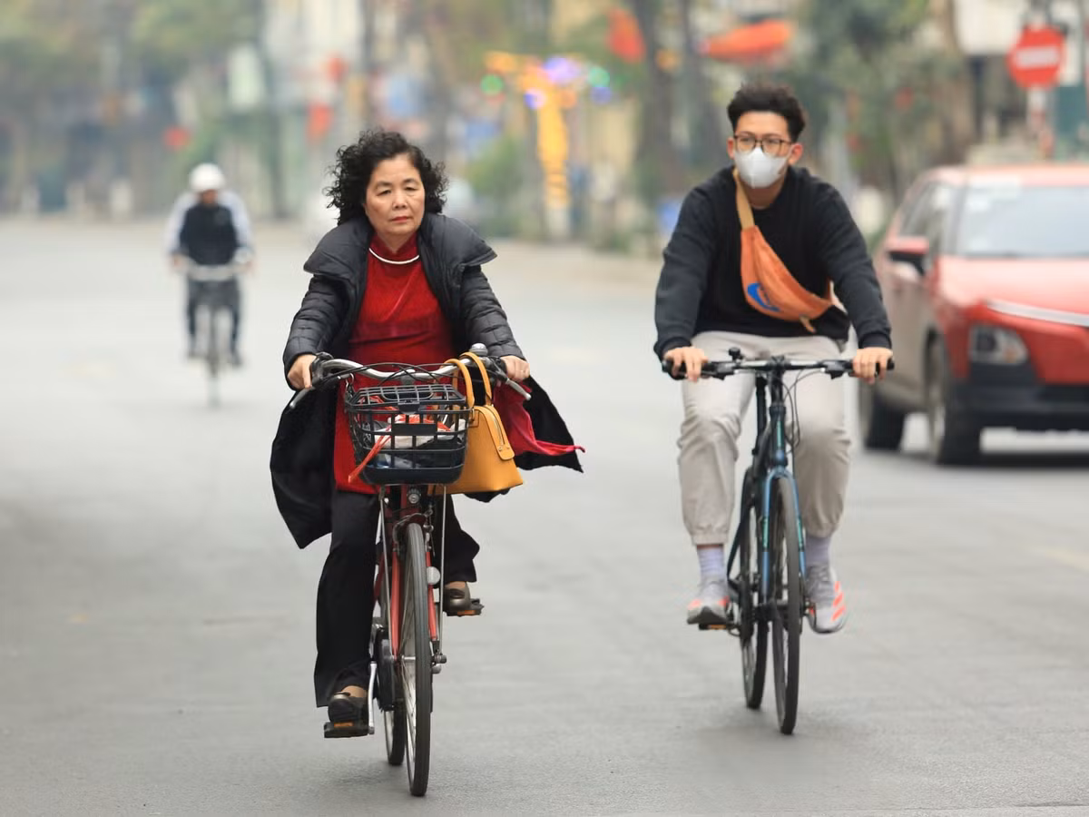 Với khoảnh khắc vắng vẻ, người dân Hà Nội thong thả đạp xe trong ngày đầu năm mới.