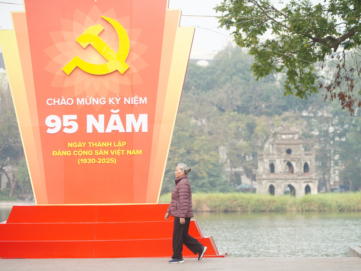 Thay vì thức dậy muộn, người dân Hà Nội lại thức dậy khá sớm để tận hưởng không khí đặc biệt của ngày mùng 1 Tết Ất Tỵ 2025.