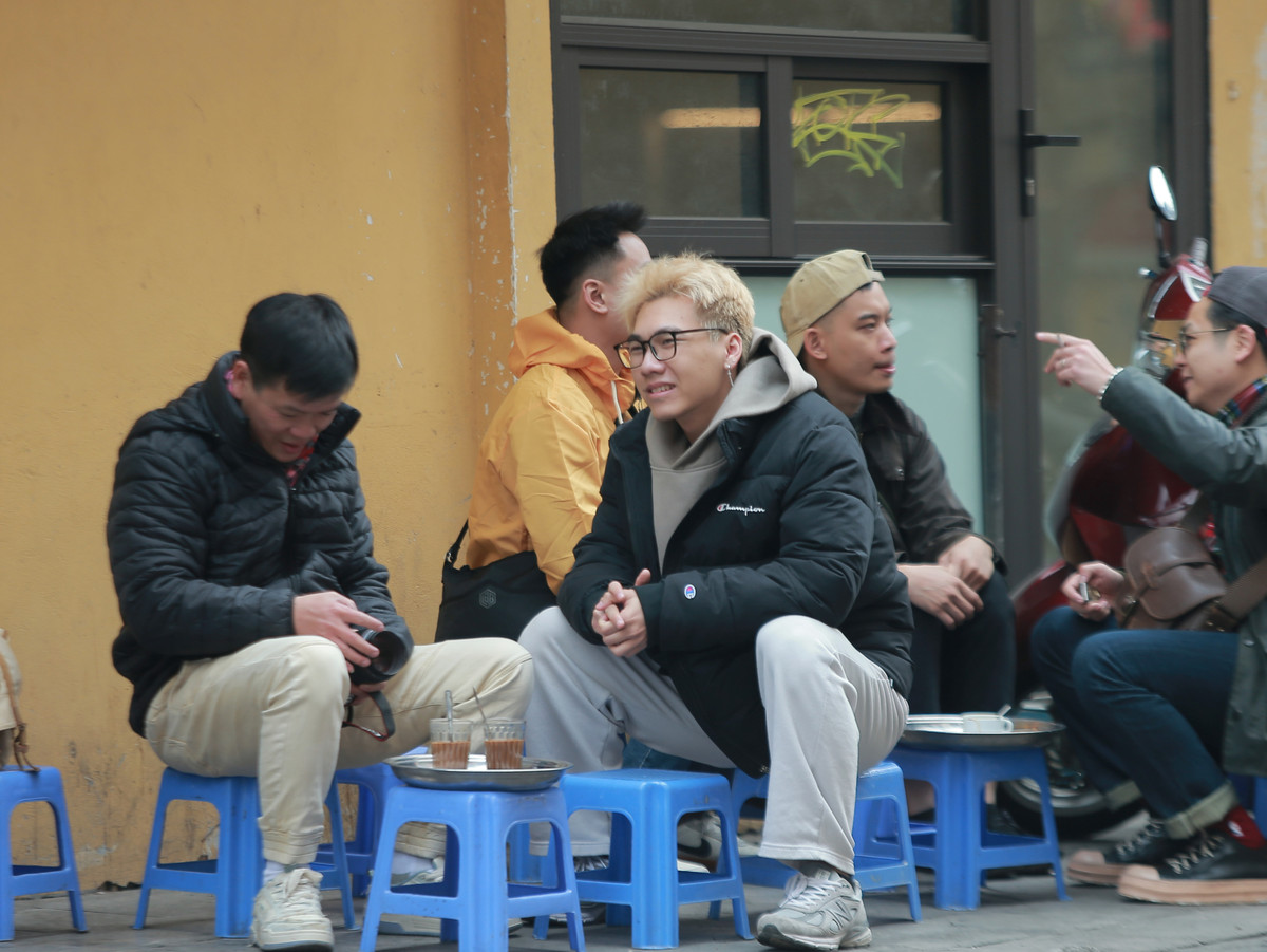 Con phố Tạ Hiện, nhiều bạn trẻ chọn cách ngồi cafe "chill chill" ngày đầu năm.