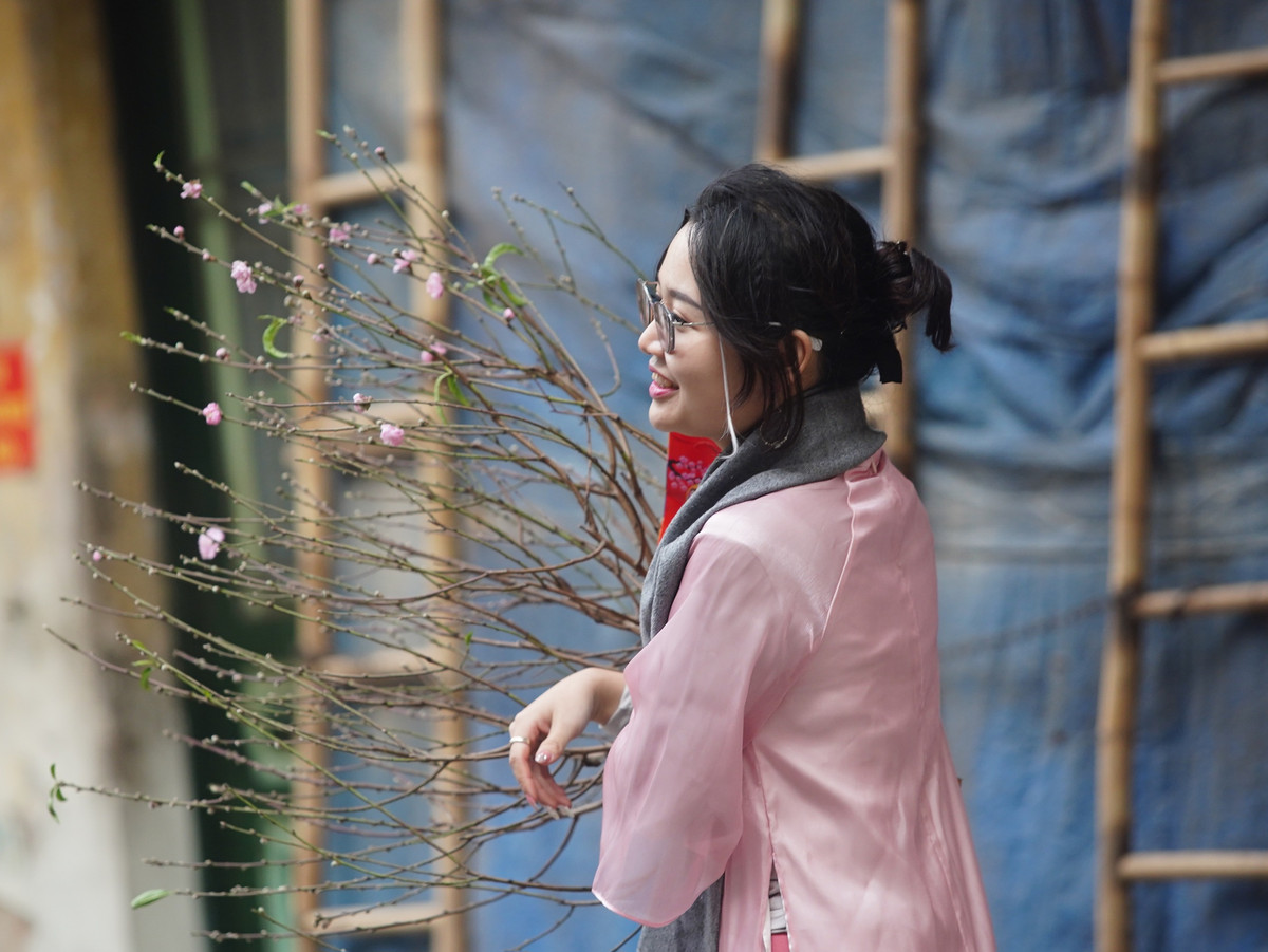 Hội chị em tranh thủ chụp những bức ảnh để "xông" Facebook đầu năm.