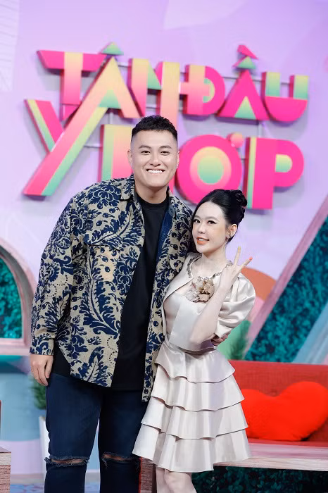 So với ảnh trên mạng, Vân Tiny bên ngoài vẫn khiến nhiều người ấn tượng bởi sắc vóc xinh đẹp, trẻ trung. Dù chiều cao khiêm tốn nhưng cô nàng lại sở hữu body vạn người mê với vòng eo thon gọn.