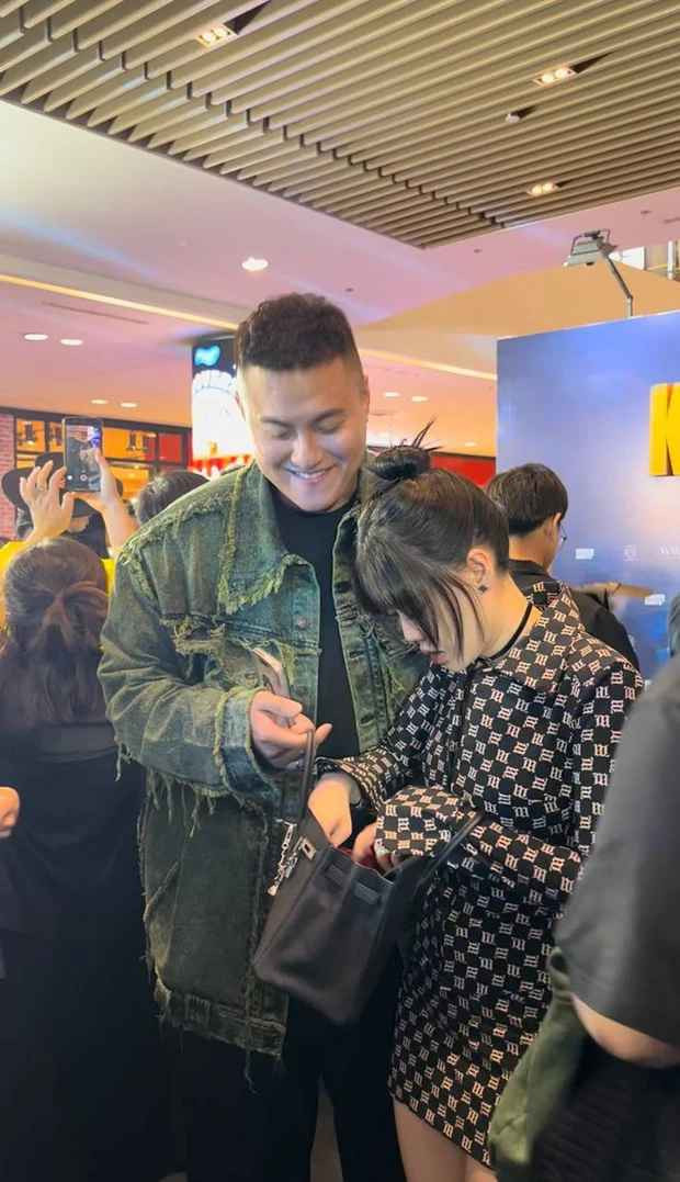 Đáng chú ý, khi sánh đôi cùng vợ tại sự kiện, Fabo Nguyễn lúc nào cũng đi sát cạnh khiến nhiều người ngưỡng mộ. Nam thiếu gia còn có hành động tinh tế khi kiên nhẫn phụ Vân Tiny xách túi, chờ bà xã tìm kiếm đồ.