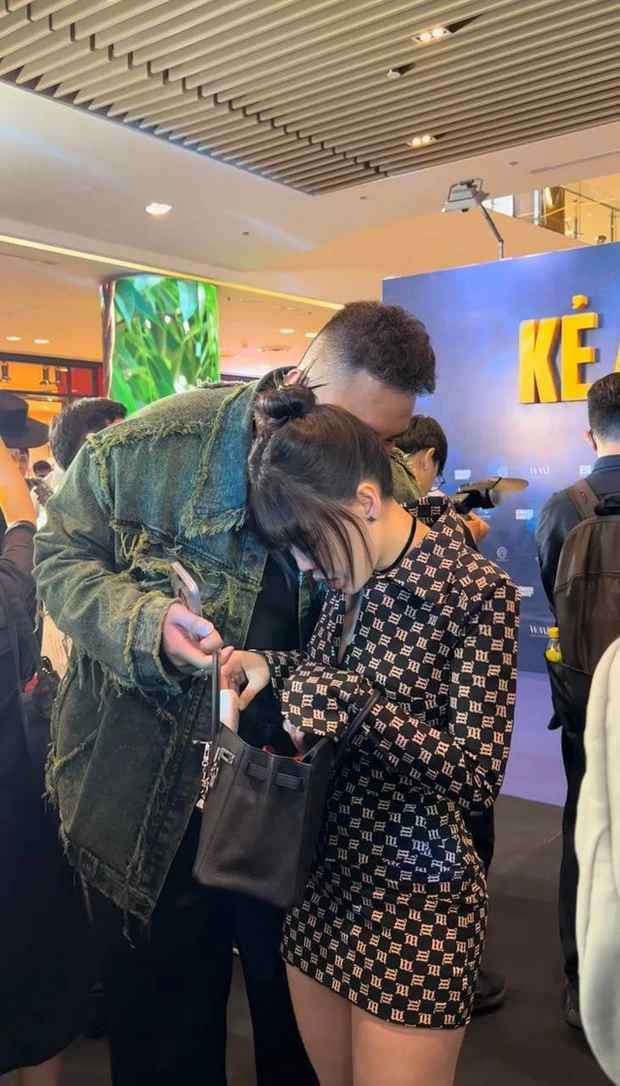 Mới đây, Fabo Nguyễn (Nguyễn Ngọc Tuấn, sinh năm 1987) và Vân Tiny (Nguyễn Hải Vân, sinh năm 1992) nhận được nhiều sự quan tâm khi cùng nhau sánh đôi tại sự kiện ra mắt phim. Như thường lệ, cặp đôi vẫn lựa chọn trang phúc không quá cầu kỳ song vẫn toát lên vẻ hiện đại và thu hút ống kính máy quay.