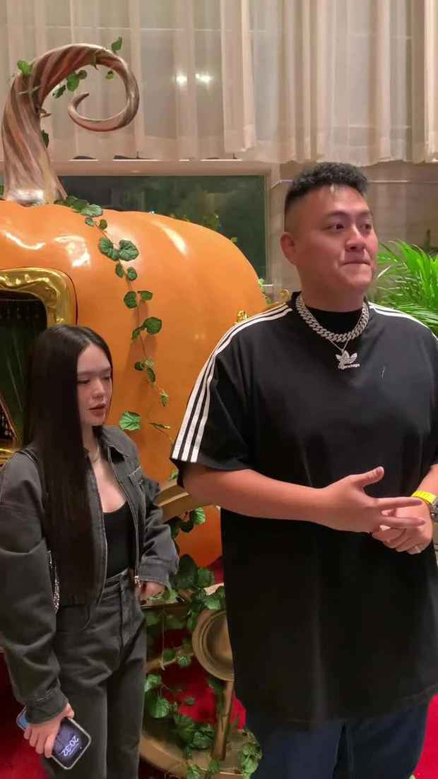 Trong lúc đó, dù có fan nhận ra và chào hỏi, Fabo Nguyễn vẫn tươi cười giao lưu khiến nhiều người thích thú.