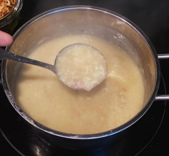 Chưa dừng lại ở đó, mới đây, một người đàn ông còn nghĩ ra cách "giải cứu" bánh chưng rất lạ, đó chính là... nấu cháo.