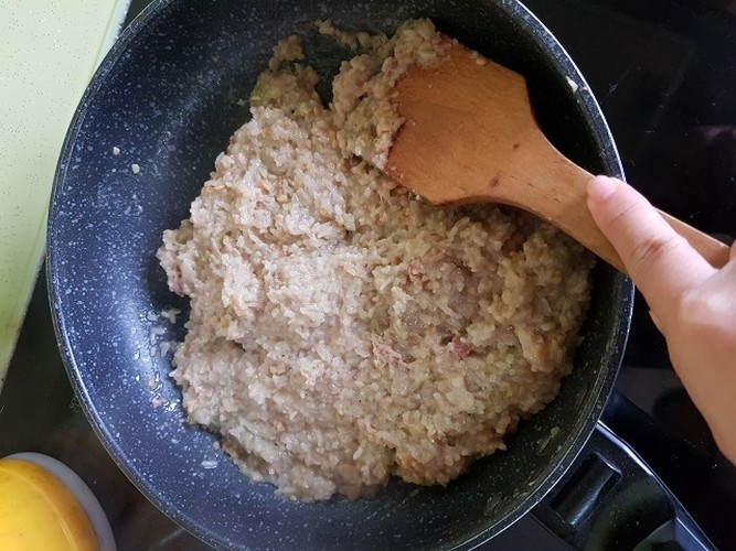 Thêm một lưu ý cho những người muốn thử trend nấu cháo bánh chưng đó là dùng thìa vừa khuấy, vừa dầm để bánh quện vào nước.