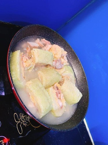 "Mấy đòn bánh tét của mẹ chết với tui!", "Thôi thôi 2 chục cái bánh chưng trong nhà tới công chuyện với mình luôn." hay "Tối nấu thử nồi cháo bánh chưng mới được"... là những bình luận dân mạng để lại dưới clip hướng dẫn nấu cháo bánh chưng.