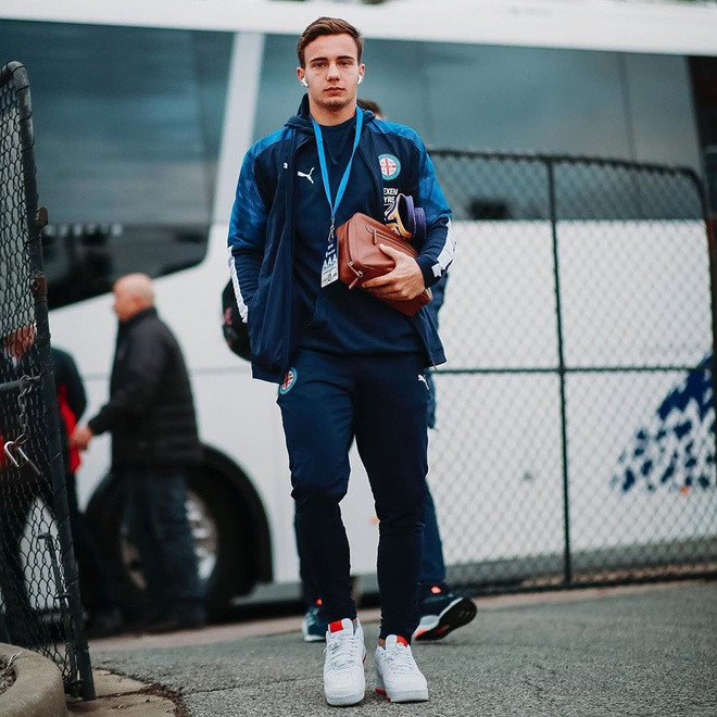 Cụ thể, trên nhiều diễn đàn “ngắm trai đẹp”, ảnh chụp khoảnh khắc cầu thủ U23 Australia liên tục được chia sẻ và nhận nhiều lời khen ngợi.