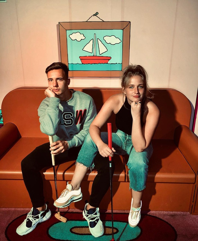 Nhiều CĐV không khỏi tiếc nuối khi biết Denis Genreau đã có bạn gái tên Naomi. Đôi trẻ thường xuyên “đánh dấu lãnh thổ” tại trang cá nhân qua ảnh chụp chung và status ngọt ngào dành cho nhau. Hai người cũng thường xuyên đi du lịch với nhau.